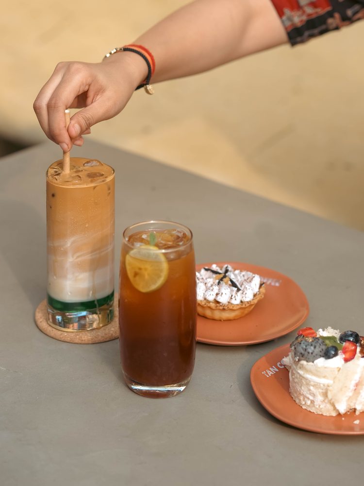 Iced coffee and iced tea with desserts